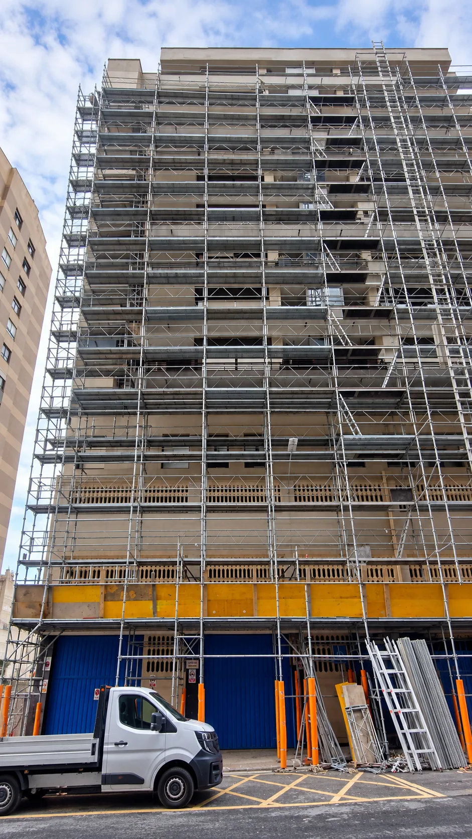 Edificio de Abatxolo 19 en Portugalete durante la ejecución de la fachada ventilada por Bremerton